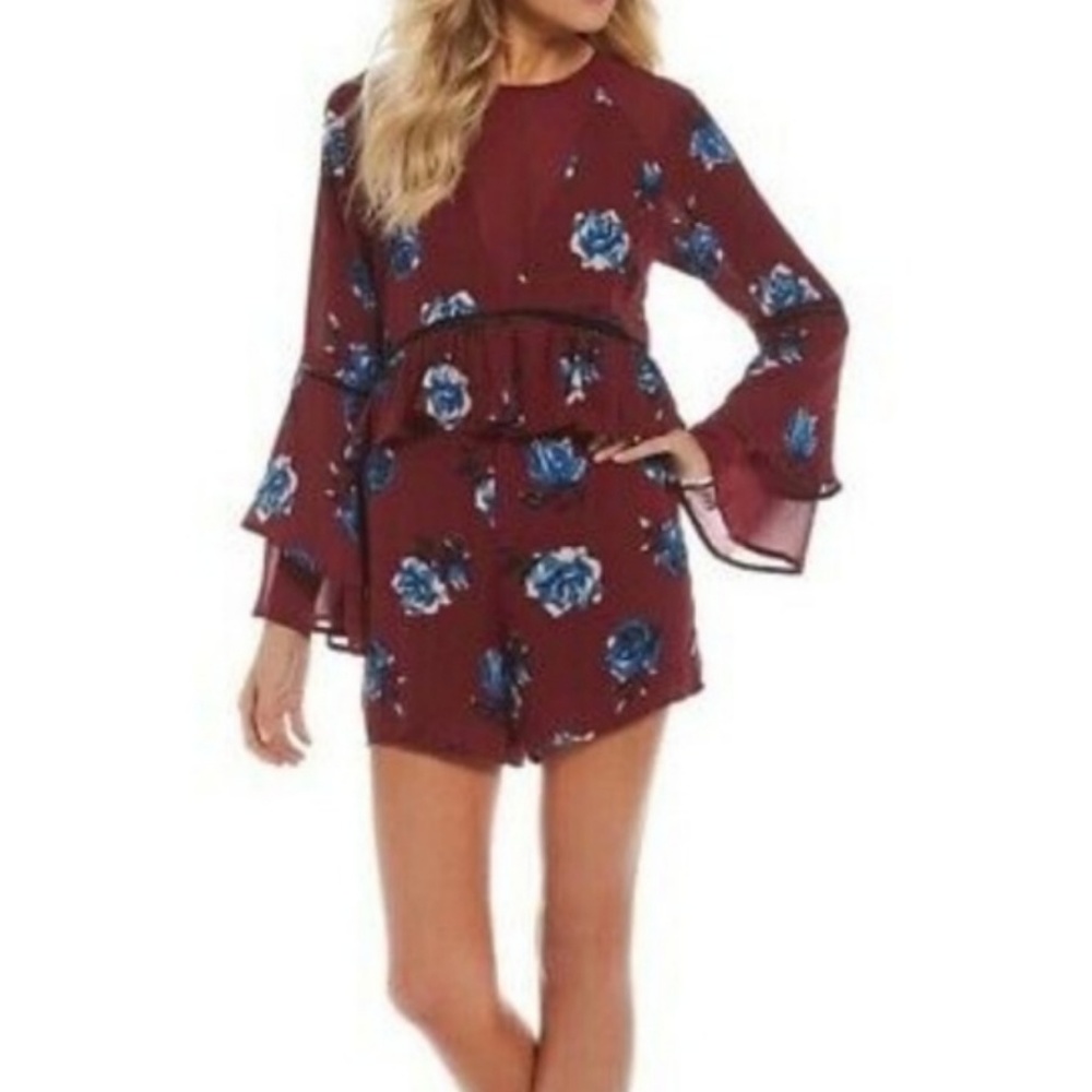 🌺Gianni Bini Floral Peplum Bell Sleeve Romper